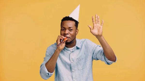 Afrikanisch Amerikanischer Mann Mit Partymütze Bläst Horn Und Gestikuliert Isoliert — Stockfoto