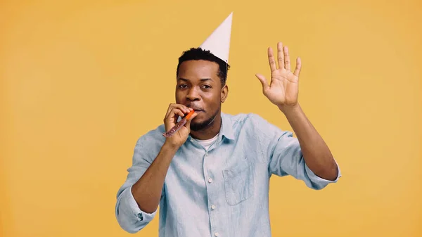 Africano Americano Hombre Partido Gorra Soplando Cuerno Gesto Aislado Amarillo — Foto de Stock