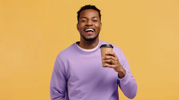Alegre Hombre Afroamericano Jersey Púrpura Sosteniendo Taza Papel Con Café —  Fotos de Stock