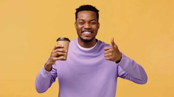 Веселый Африканский Американец Фиолетовом Пуловере Держит Кофе Пойти Показать Изолированы — стоковое фото