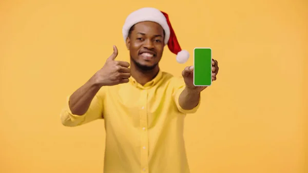 Glad Afrikansk Amerikansk Man Santa Hatt Håller Smartphone Med Grön — Stockfoto