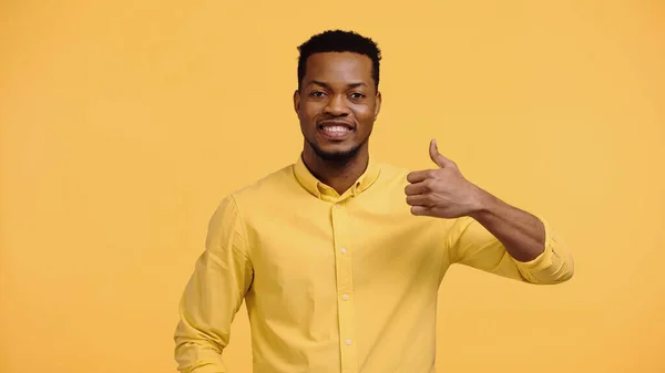 Hombre Afroamericano Positivo Camisa Mostrando Como Aislado Amarillo —  Fotos de Stock