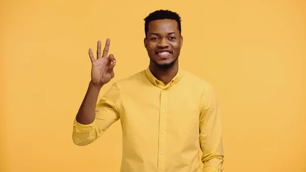 Positieve Afro Amerikaanse Man Shirt Tonen Teken Geïsoleerd Geel — Stockfoto