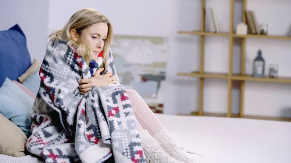 Больная Расстроенная Женщина Сидящая Кровати Красочным Одеялом — стоковое фото