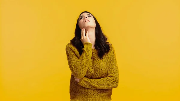 Entediado Jovem Mulher Suéter Olhando Para Cima Isolado Amarelo — Fotografia de Stock