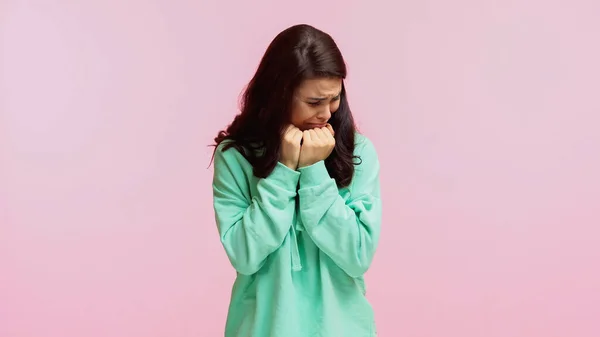 Młoda Smutna Kobieta Turkusowej Bluzie Płacze Odizolowana Różowo — Zdjęcie stockowe
