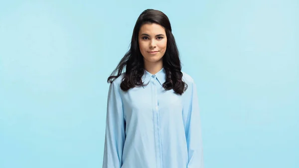 Feliz Jovem Mulher Camisa Olhando Para Câmera Isolada Azul — Fotografia de Stock