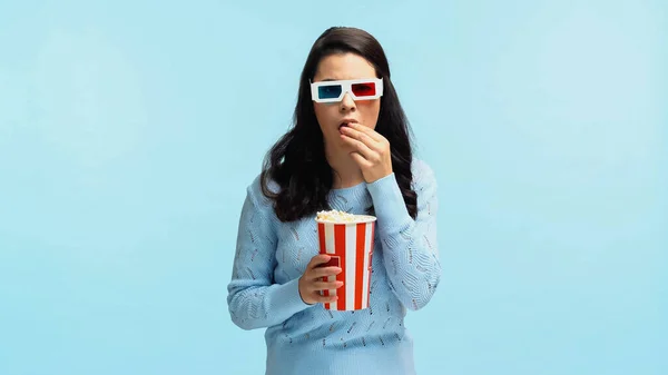 戴3D眼镜的黑发女青年吃爆米花 看蓝色电影 — 图库照片