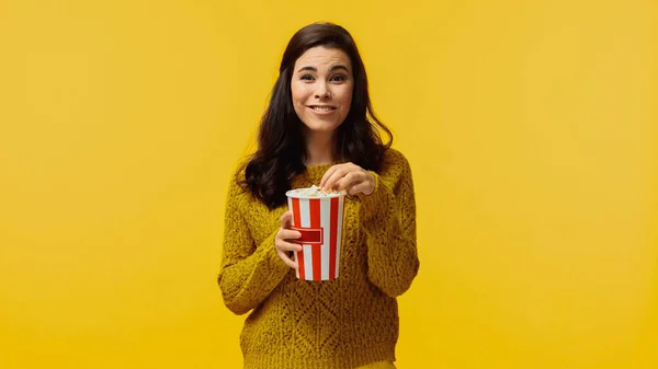 Šťastná Mladá Žena Svetru Drží Popcorn Sledování Komediální Film Izolované — Stock fotografie