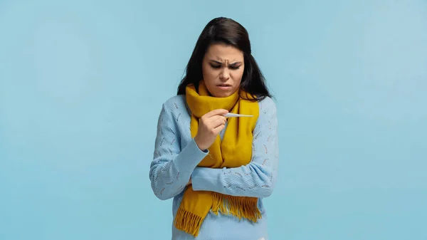 Mulher Triste Doente Cachecol Segurando Termômetro Eletrônico Isolado Azul — Fotografia de Stock