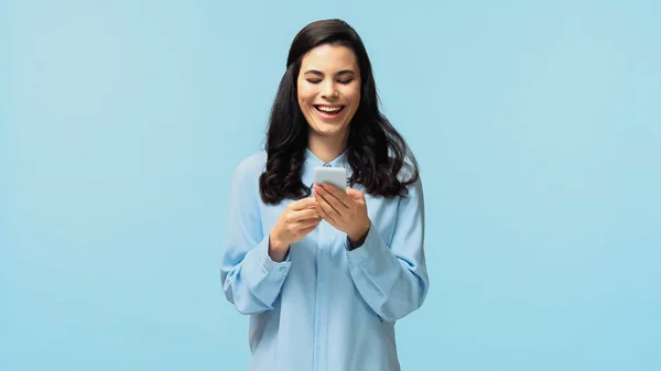 Alegre Joven Mujer Camisa Mensajería Teléfono Inteligente Aislado Azul — Foto de Stock