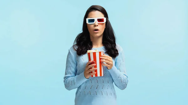 Surprinsă Femeie Tânără Ochelari Care Mănâncă Popcorn Timp Uită Film — Fotografie, imagine de stoc