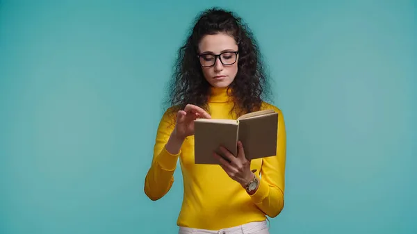 Femme intelligente dans des lunettes livre de lecture isolé sur bleu — Photo de stock