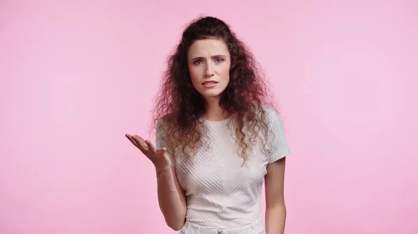 Mujer joven disgustado gesto aislado en rosa - foto de stock