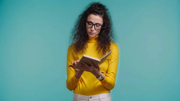 Jovem e inteligente mulher leitura livro isolado no azul — Fotografia de Stock