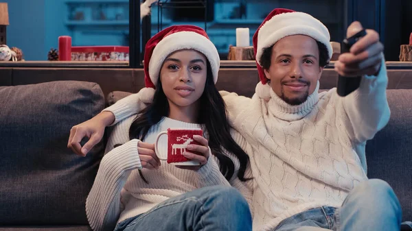 Heureux couple afro-américain regarder le film sur Noël — Photo de stock