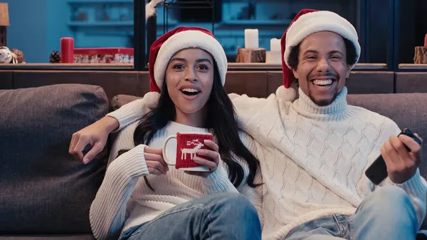 Aufgeregtes afrikanisch-amerikanisches Paar schaut Film über Weihnachten — Stockfoto