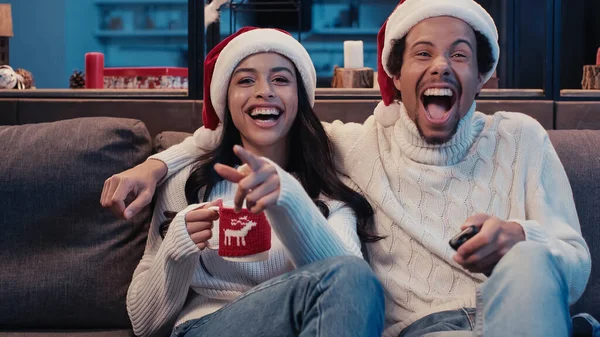 Allegra coppia afro-americana guardando film commedia a Natale — Foto stock