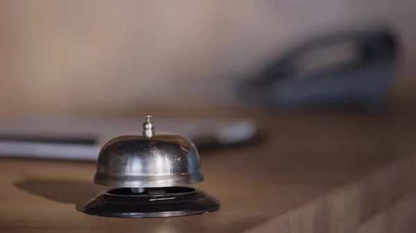 Serviceglocke an der Hotelrezeption — Stockfoto