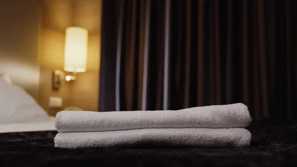 Toalhas frescas e limpas na cama do hotel — Fotografia de Stock