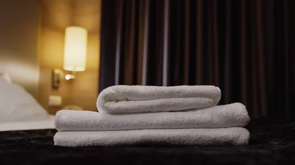 Toalhas limpas e brancas na cama do hotel — Fotografia de Stock