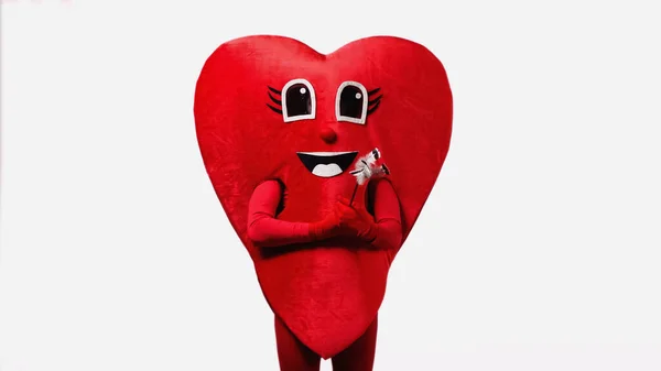 Persona en traje de corazón rojo sosteniendo palo con plumas aisladas en blanco - foto de stock