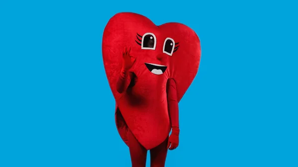 Persona in costume cuore positivo mostrando ok isolato su blu — Foto stock