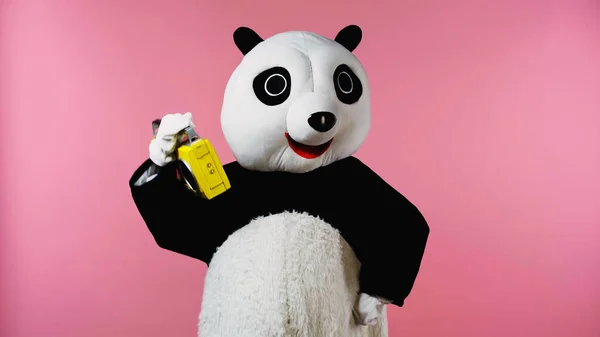 Pessoa no traje de urso panda feliz dançando com boombox isolado em rosa — Fotografia de Stock