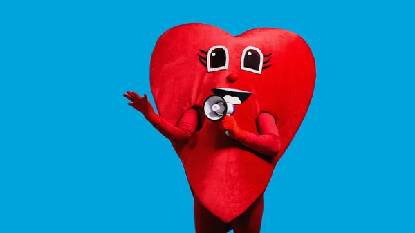 Person im Happy-Heart-Kostüm hält Lautsprecher isoliert auf blau — Stockfoto