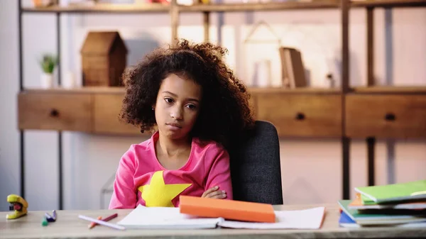 Criança afro-americana descontente fazendo lição de casa — Fotografia de Stock