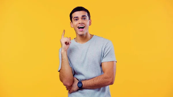 Amazed young man in t-shirt having idea isolated on yellow — Fotografia de Stock