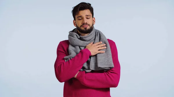 Uomo malato in maglione rosa e sciarpa isolata su blu — Foto stock