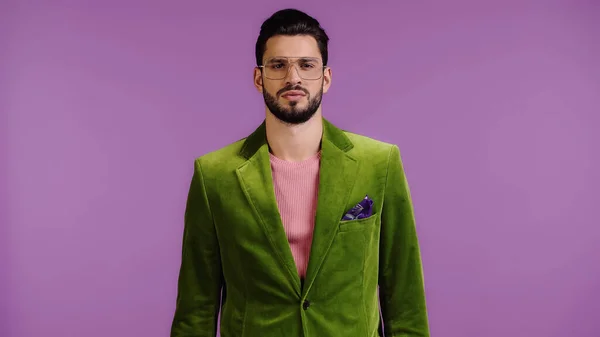 Homme barbu en veste verte et lunettes isolées sur violet — Photo de stock