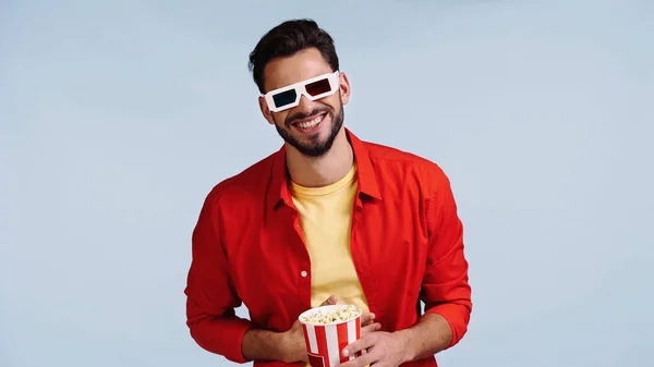 Веселий чоловік в 3d окулярах дивитися фільм з попкорном ізольовано на синьому — стокове фото
