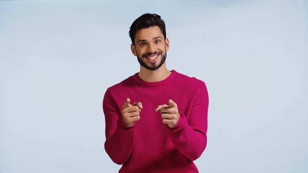 Homem feliz em suéter rosa sorrindo wile apontando com os dedos isolados em azul — Fotografia de Stock