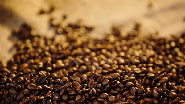 Крупним планом смажені і свіжі кавові зерна — стокове фото