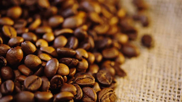Close up of roasted and fresh coffee beans on canvas — Foto stock