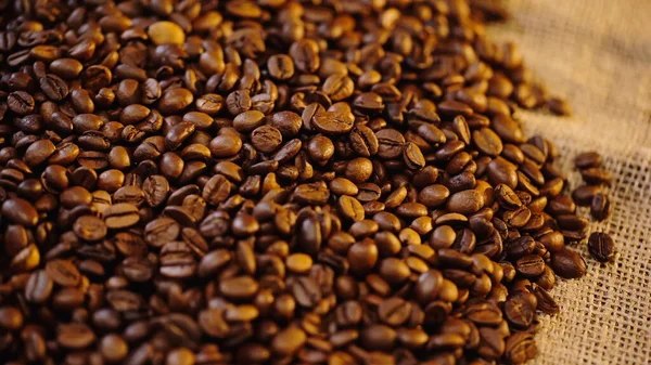 High angle view of roasted coffee beans on canvas — Foto stock