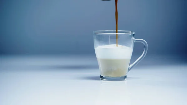 Caffè versato nel latte su bianco e grigio — Foto stock