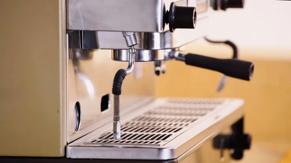 Cafetera profesional en la cafetería moderna - foto de stock