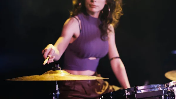 Cropped view of blurred drummer playing on drums during performance on stage — Fotografia de Stock