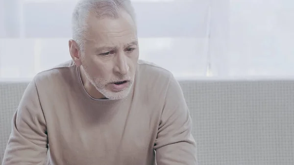 Trauriger älterer Mann spricht während Psychotherapie im Sprechzimmer — Stockfoto