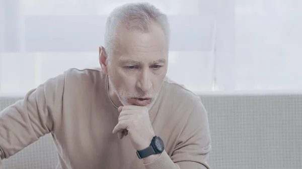Nachdenklicher älterer Mann spricht während Psychotherapie im Sprechzimmer — Stockfoto