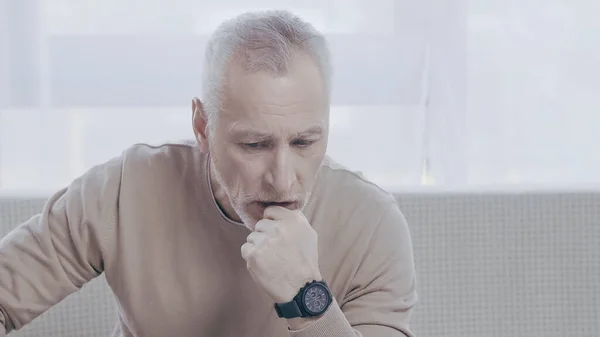 Homme mûr réfléchi parlant dans la salle de consultation pendant la psychothérapie — Photo de stock