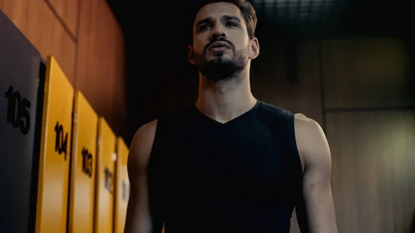 Low angle view of bearded sportsman in locker room — Foto stock