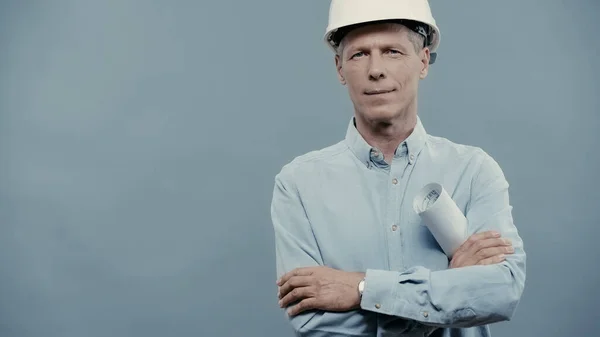 Ingénieur en casque rigide tenant le plan et regardant la caméra isolée sur gris — Photo de stock