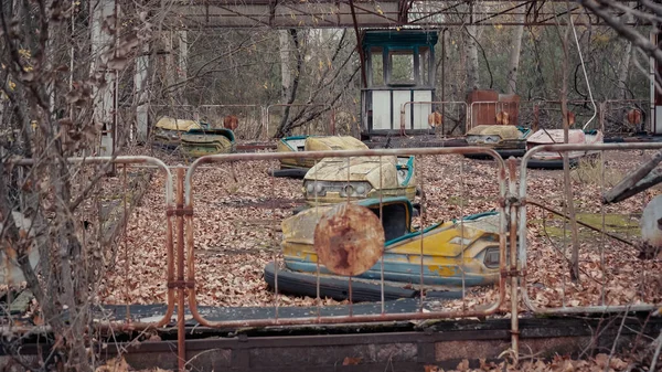 Vieilles voitures rouillées dans le parc d'attractions dans la zone d'exclusion de Tchernobyl — Photo de stock