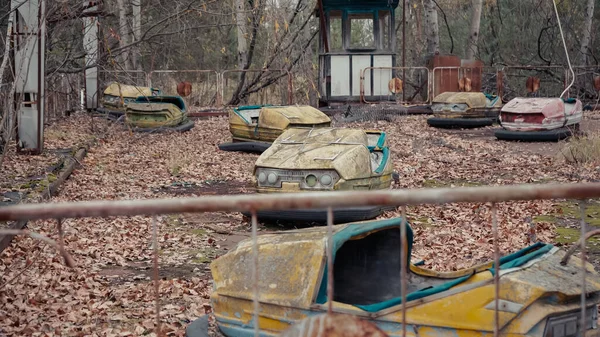 Vieilles voitures endommagées dans le parc d'attractions de la ville de Tchernobyl — Photo de stock