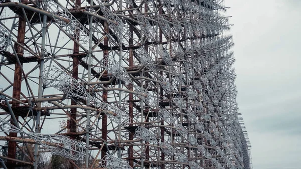 Estación de radar de acero en la zona de exclusión de Chernobyl bajo cielo nublado gris - foto de stock