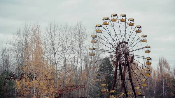 Old ferris wheel in amusement park of chernobyl abandoned city — Photo de stock